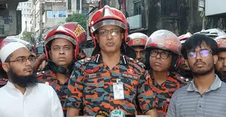 টঙ্গীর কেমিক্যাল গুদামে আগুন: ১০০ মিটারের মধ্যে জনসাধারণের চলাচলে সতর্কতা